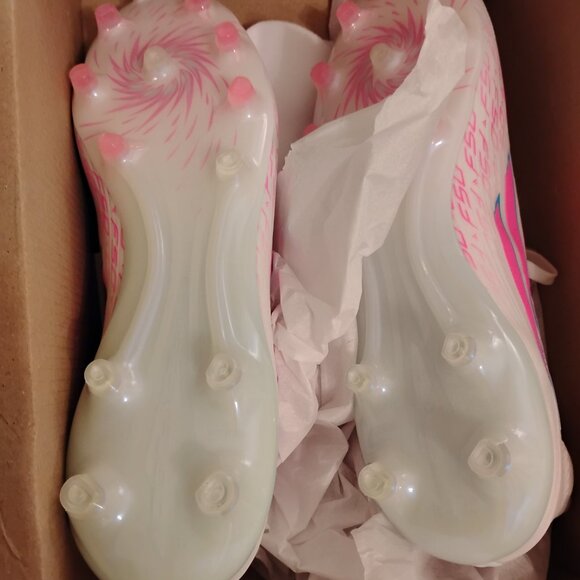 Size 8 brand new soccer cleats - Picture 2 of 3